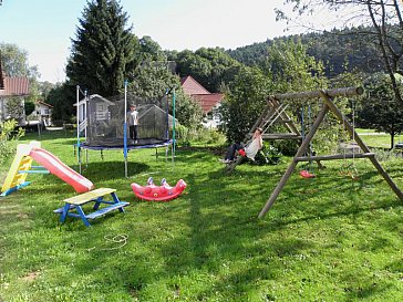 Ferienwohnung in Schorndorf-Neuhaus - Kinderspielplatz mit Rutsche Trampolin Schaukel
