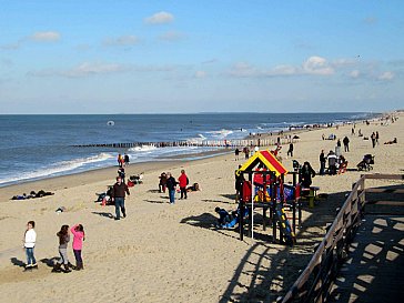 Ferienhaus in Bruinisse - Strandspaziergänger an einem malerischen Herbsttag