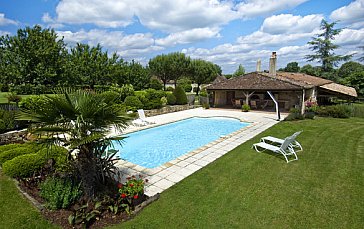 Ferienhaus in Bergerac - Der beheizte Pool mit Poolhaus