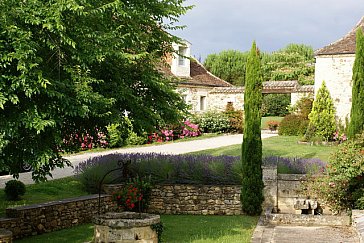 Ferienhaus in Bergerac - Blick in den farbenfrohen Garten