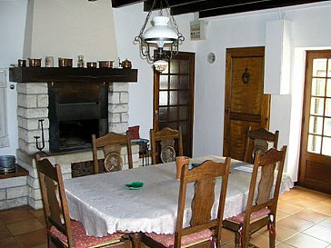 Ferienhaus in Foussais-Payré - Die urige Küche vorm Kamin