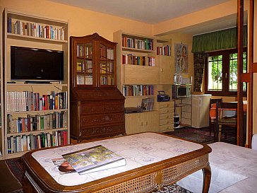 Ferienwohnung in Essen - Blick auf die Bücherwand und Essecke