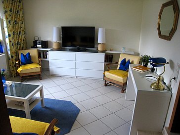 Ferienwohnung in Bad Neuenahr-Ahrweiler - Wohnzimmer mit Schreibtisch Wlan und Telefon
