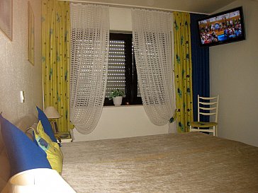 Ferienwohnung in Bad Neuenahr-Ahrweiler - Schlafzimmer mit Flachbild-TV