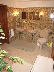 Ferienwohnung in Bad Neuenahr-Ahrweiler - Badezimmer mit zwei Waschtischen