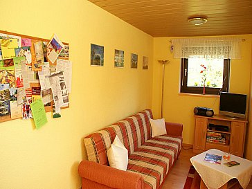 Ferienwohnung in Kirnitzschtal-Lichtenhain - Wohnzimmer mit Sofa, Tisch und Stühle und WLAN