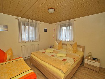 Ferienwohnung in Kirnitzschtal-Lichtenhain - Schlafzimmer mit Doppelbett und Einzelbett