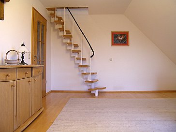 Ferienwohnung in Maisach - Wohnzimmer mit Treppe zum oberen Schlafraum.