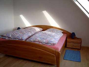 Ferienwohnung in Maisach - Schlafzimmer mit Doppelbett 2m x 2m.