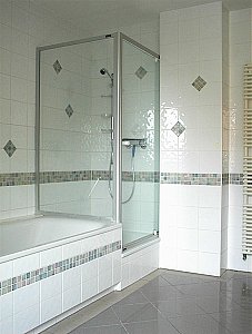 Ferienwohnung in Maisach - Duschkabine und Badewanne.