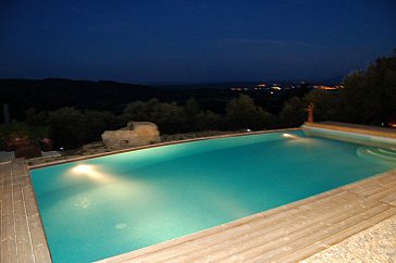 Ferienhaus in Azillanet - Pool bei Abend