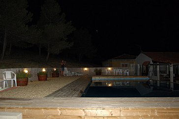 Ferienhaus in Azillanet - Pool bei Abend