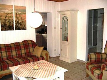 Ferienhaus in Ostseebad Dierhagen - Wohnzimmer und Zugang zu Küche und Bad