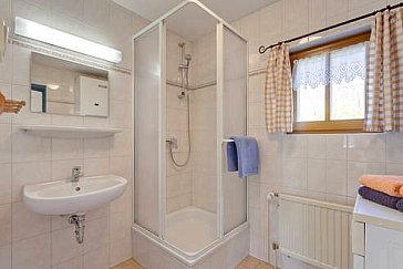 Ferienhaus in Ostseebad Dierhagen - Bad mit Dusche, WC, Badewanne, Waschmaschine