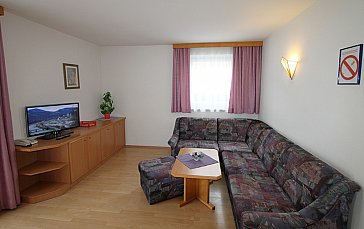 Ferienwohnung in Kaprun - Wohnbereich mit Schlafcouch, LED-HD-TV