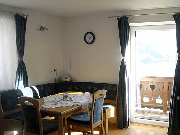 Ferienwohnung in Zell am See - Essecke mit Balkon zur Südseite