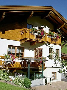 Ferienwohnung in Fusch - Sonne lädt ein zum Frühstück auf der Terrasse ein