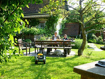 Ferienhaus in Kirchberg an der Raab - Frühstück im Hof - die Gastgeberin mit Enkerl