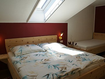 Ferienwohnung in St. Primus - Schlafzimmer mit Zirbenvollhlozmöbel