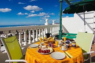 Ferienwohnung in Tias-Puerto del Carmen - Terrasse mit Panorama-Meerblick