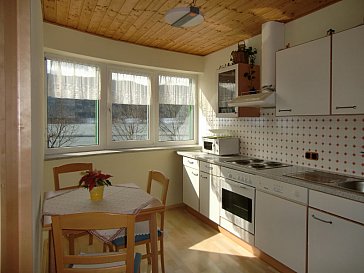 Ferienwohnung in Keutschach am See - Küche mit See im Hintergrund