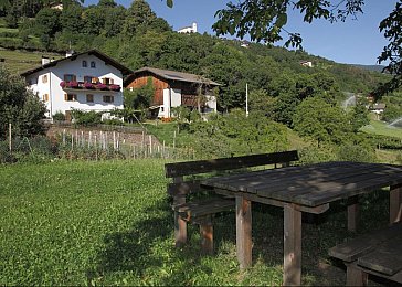 Ferienwohnung in Lajen - Tisch mit Bänken für 6 Personen