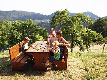 Ferienwohnung in Lajen - Weiterer Gartentisch vor unserem Haus