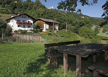 Ferienwohnung in Lajen - Tisch mit Bänken für 6 Personen