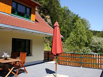 Ferienhaus in Hohnstein - Terasse mit Sonnenliegen