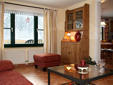 Ferienhaus in Hohnstein - Wohnzimmer mit Blick in die Küche