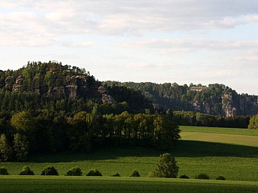 Ferienhaus in Hohnstein - Der Rauenstein, dahinter die Bastei