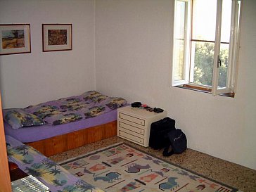 Ferienwohnung in Castellina Marittima - Das zweite Schlafzimmer mit drei Einzelbetten