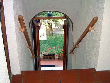 Ferienwohnung in Castellina Marittima - Haustüre zur Fewo im 1.Stock von oben gesehen