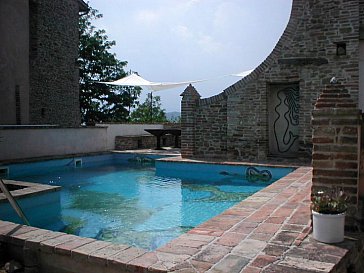 Ferienhaus in Piandimeleto - Pool mit Sonnenterrassen