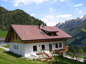 Ferienwohnung in Ahrntal - Westansicht mit Spielplatz