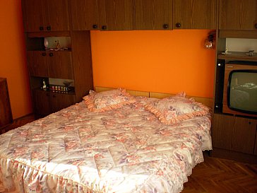 Ferienwohnung in Hévíz - Orange Zimmer unten: Rollos&Fliegengitter überall