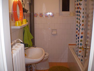 Ferienwohnung in Hévíz - Badezimmer untere Etage: Haartrockner, Tücher