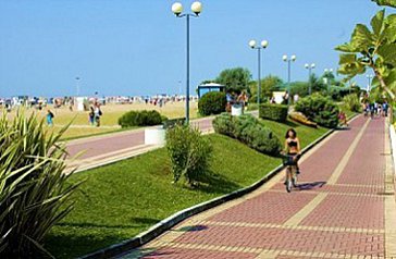 Ferienwohnung in Bibione - Radfahrer geniessen die Promenade