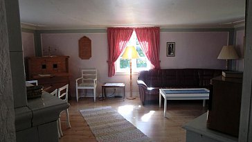 Ferienhaus in Fagerhult - Wohnzimmer mit Ledergarnitur und Flachbildschirm