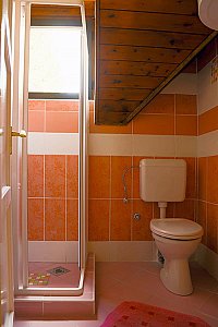 Ferienwohnung in Siófok - Badezimmer mit Dusche, WC