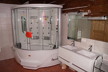 Ferienhaus in Ebene Reichenau - Der Whirlpool mit Doppelbadewanne zum "whirln"