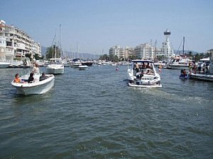 Ferienhaus in Ampuriabrava - Hier mit sommerlichem Verkehr im Hafen