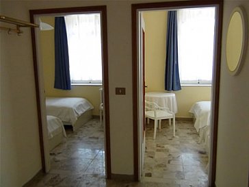 Ferienwohnung in Tignale - Grosse Wohnung - Schlafzimmer mit je 2 Einzelbett