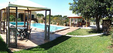 Ferienwohnung in Marina di Ragusa - Garten mit Pool und Aussendusche unterm Baum
