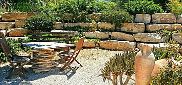 Ferienwohnung in Marina di Ragusa - Sitzplatz unter einem Johannisbrotbaum