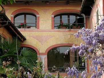 Ferienwohnung in Pettenasco - Innenhof - obere Fensterfront mit Seeblick