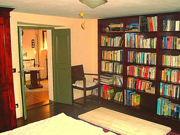 Ferienwohnung in Pettenasco - Erstes Schlafzimmer mit Bibliothek