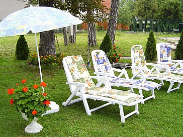 Ferienwohnung in Balatonlelle - Garten mit Sonnenliegen