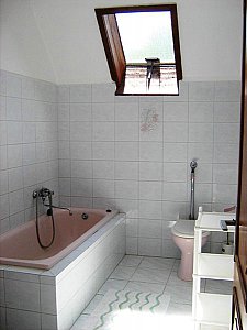 Ferienhaus in Fonyódliget - Badezimmer im Obergeschoss