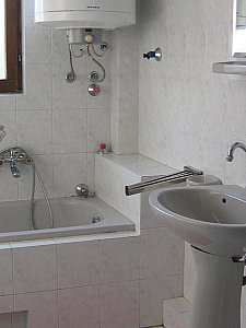 Ferienhaus in Fonyódliget - Badezimmer im Erdgeschoss